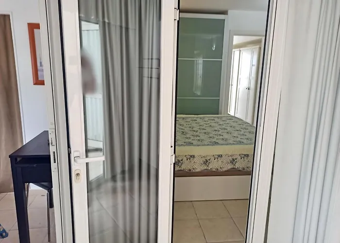 Sunny 3bed In The With The Ocean View On The 1st Coastline شقة *